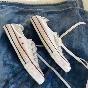 Women’s white converse, chuck Taylor, shoreline slip Ons